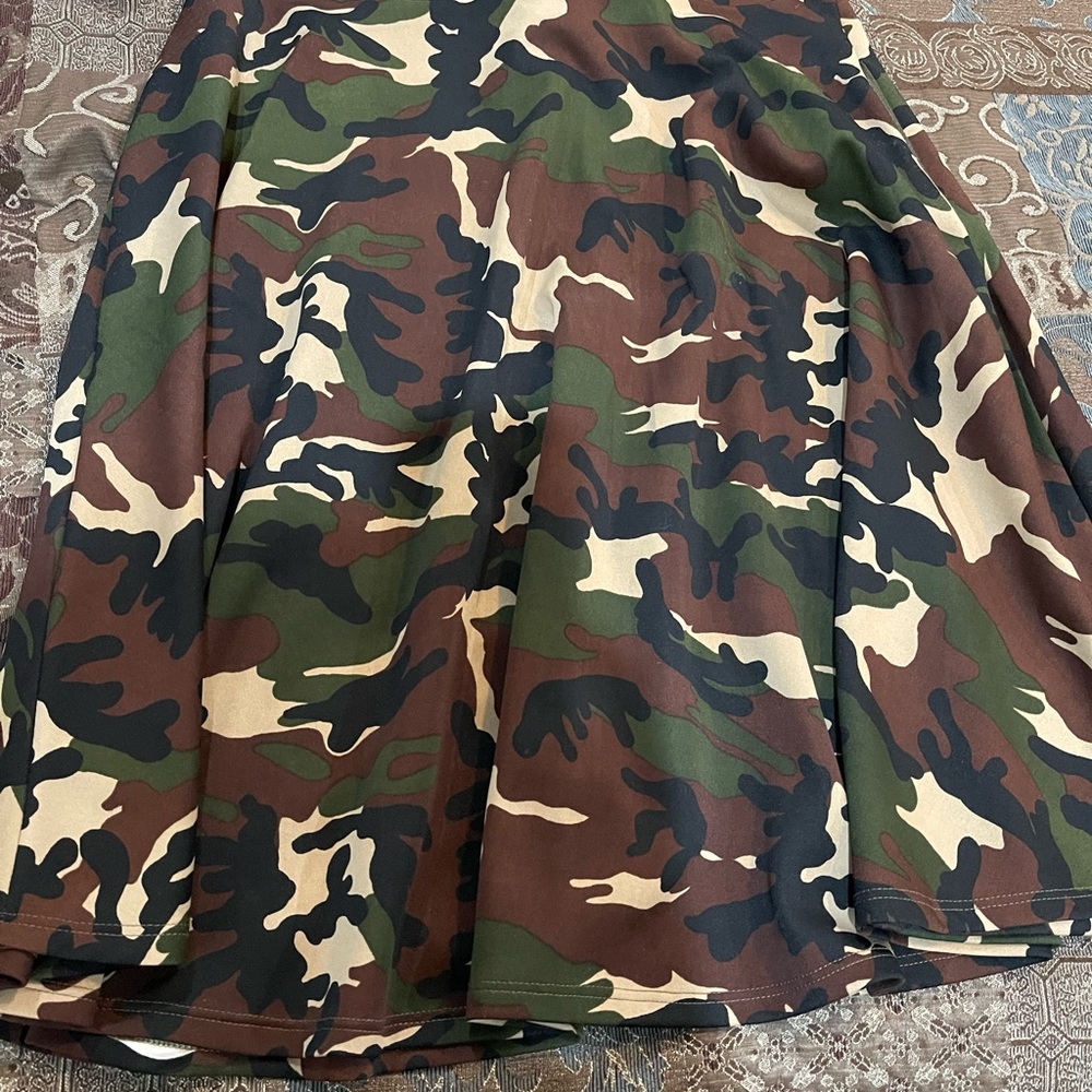 Agnes & Dora Skirt Size XL. Never worn. Camo